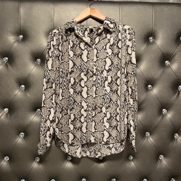 H&M Tops - H&M blouse size 6